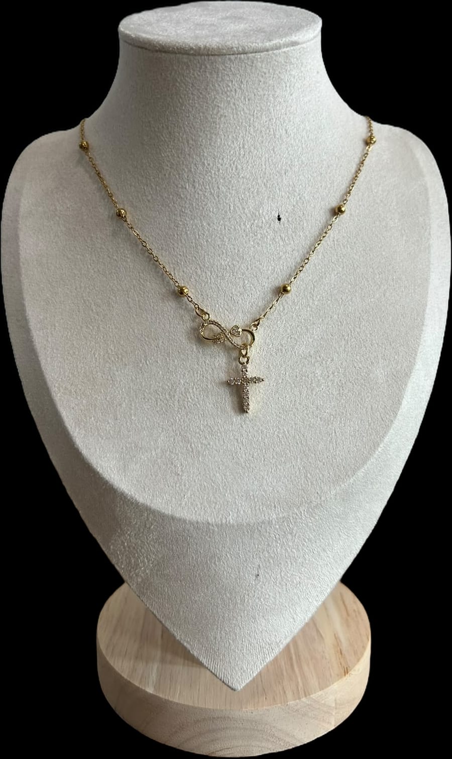 Collar infinito y cruz con las piedras.oro
