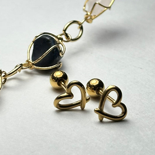 Arete chiquito corazón cruzado.oro
