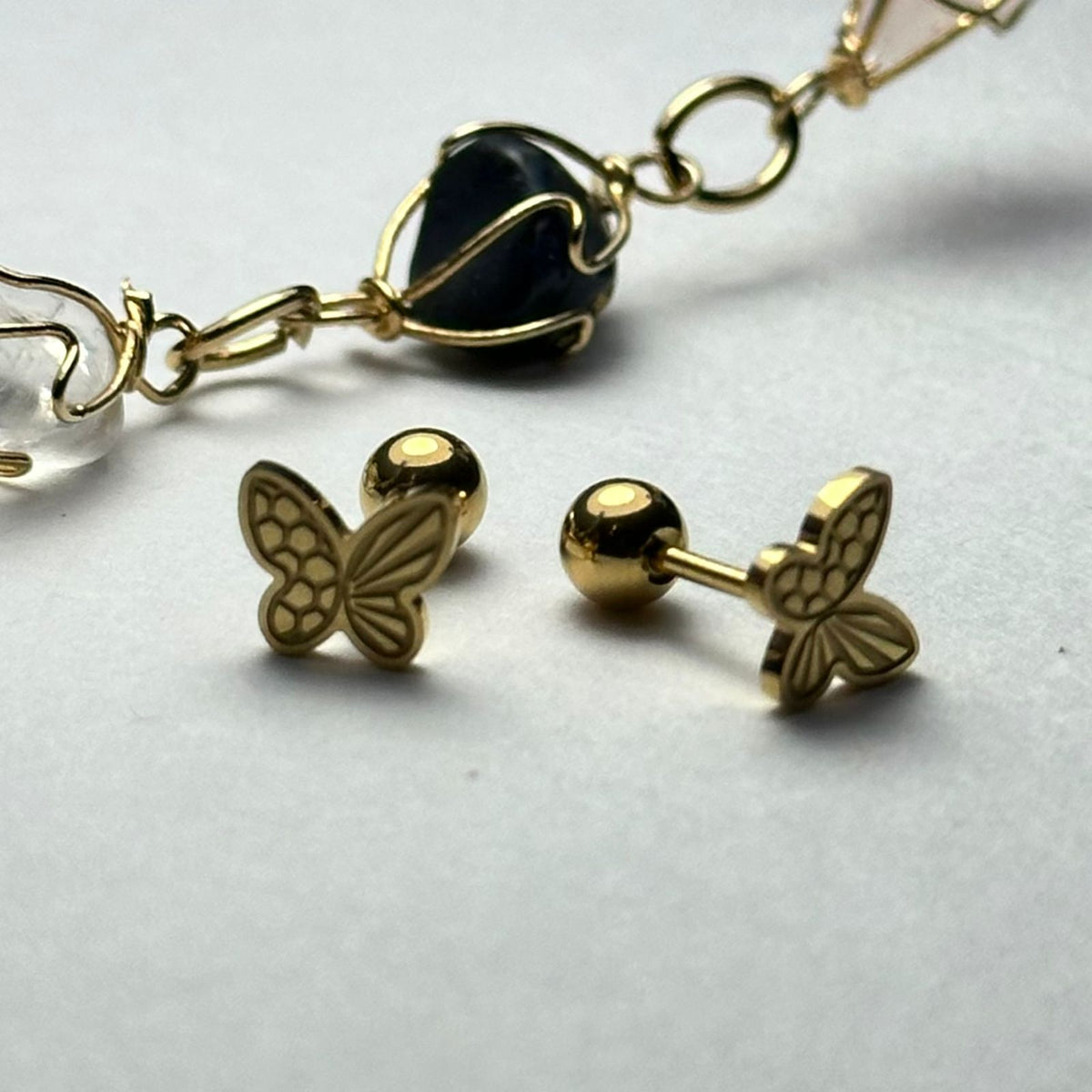 Arete chiquito mariposa con grabado.oro