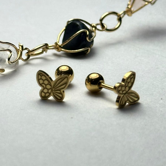 Arete chiquito mariposa con grabado.oro