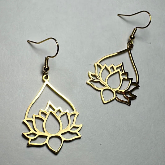 Arete flor de loto largo.oro
