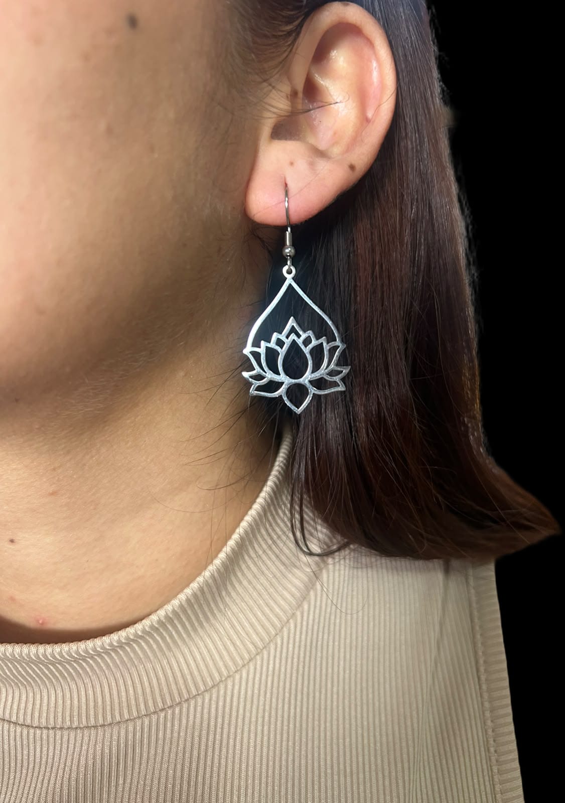 Arete flor de loto largo.plata