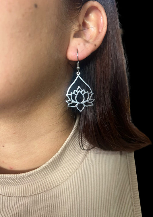 Arete flor de loto largo.plata