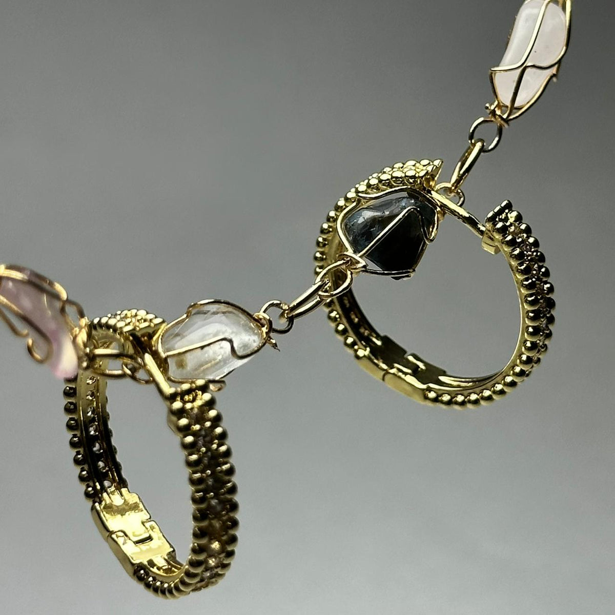 Arete argolla grande con piedras blancas.oro