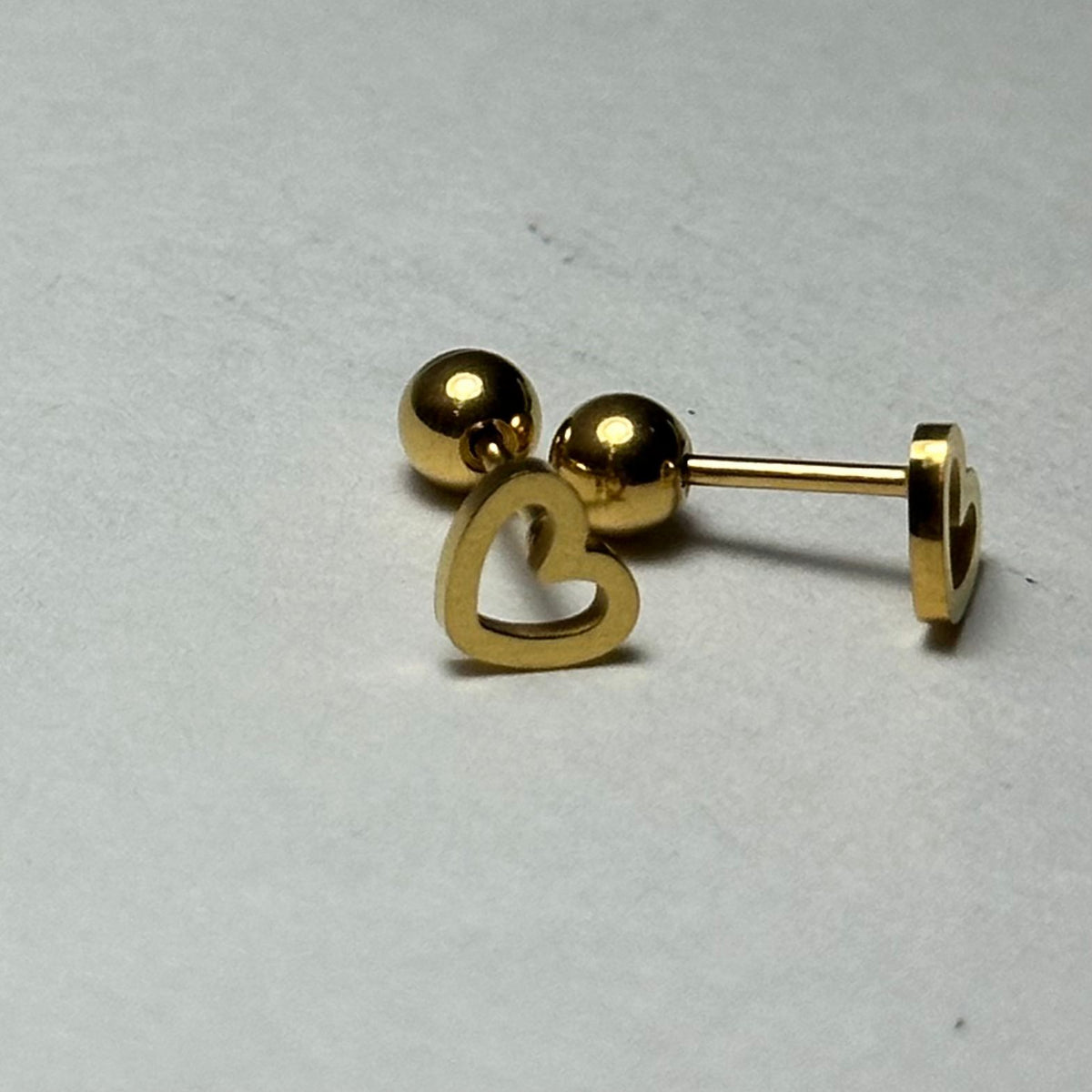 Arete corazón chiquito plano.oro