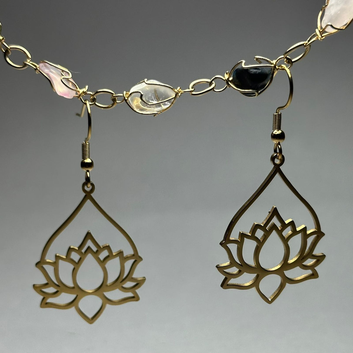 Arete flor de loto largo.oro