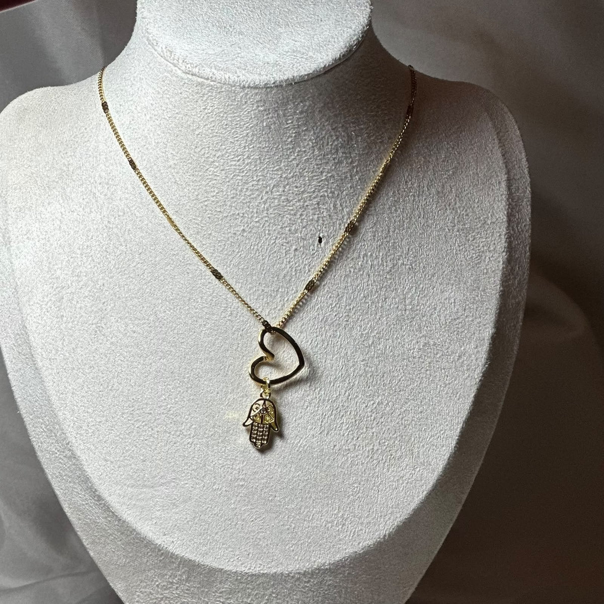 Cadena corazón y mano.oro