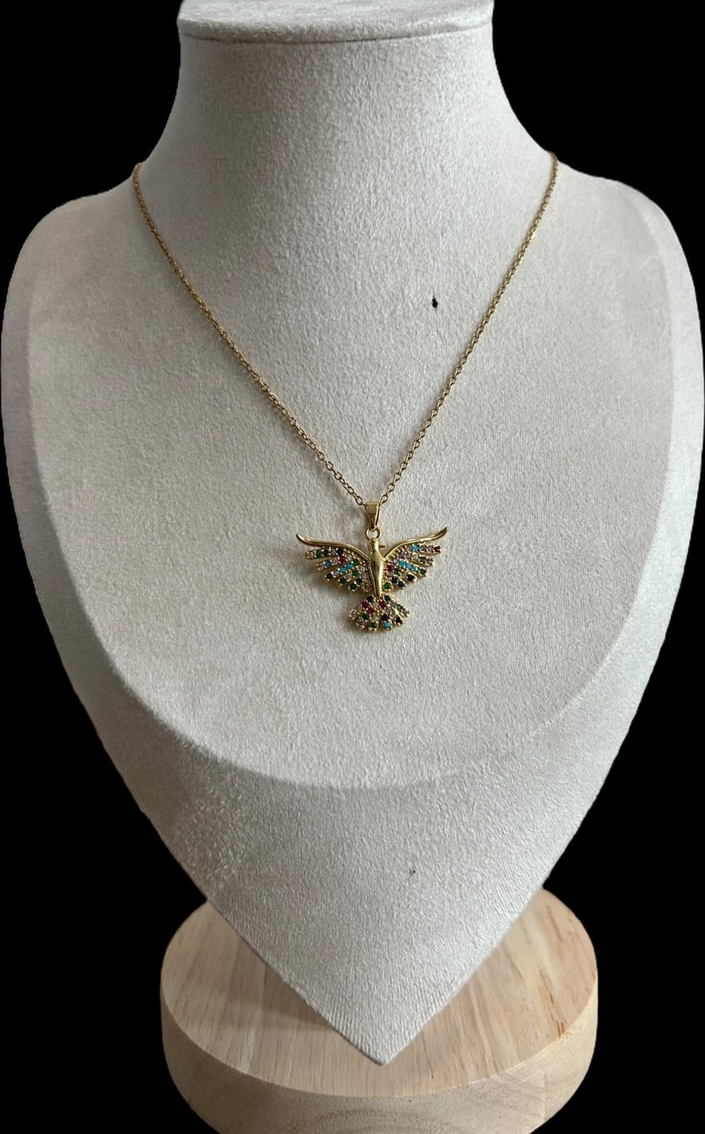 Collar colibrí con piedras de colores, cola abierta.oro