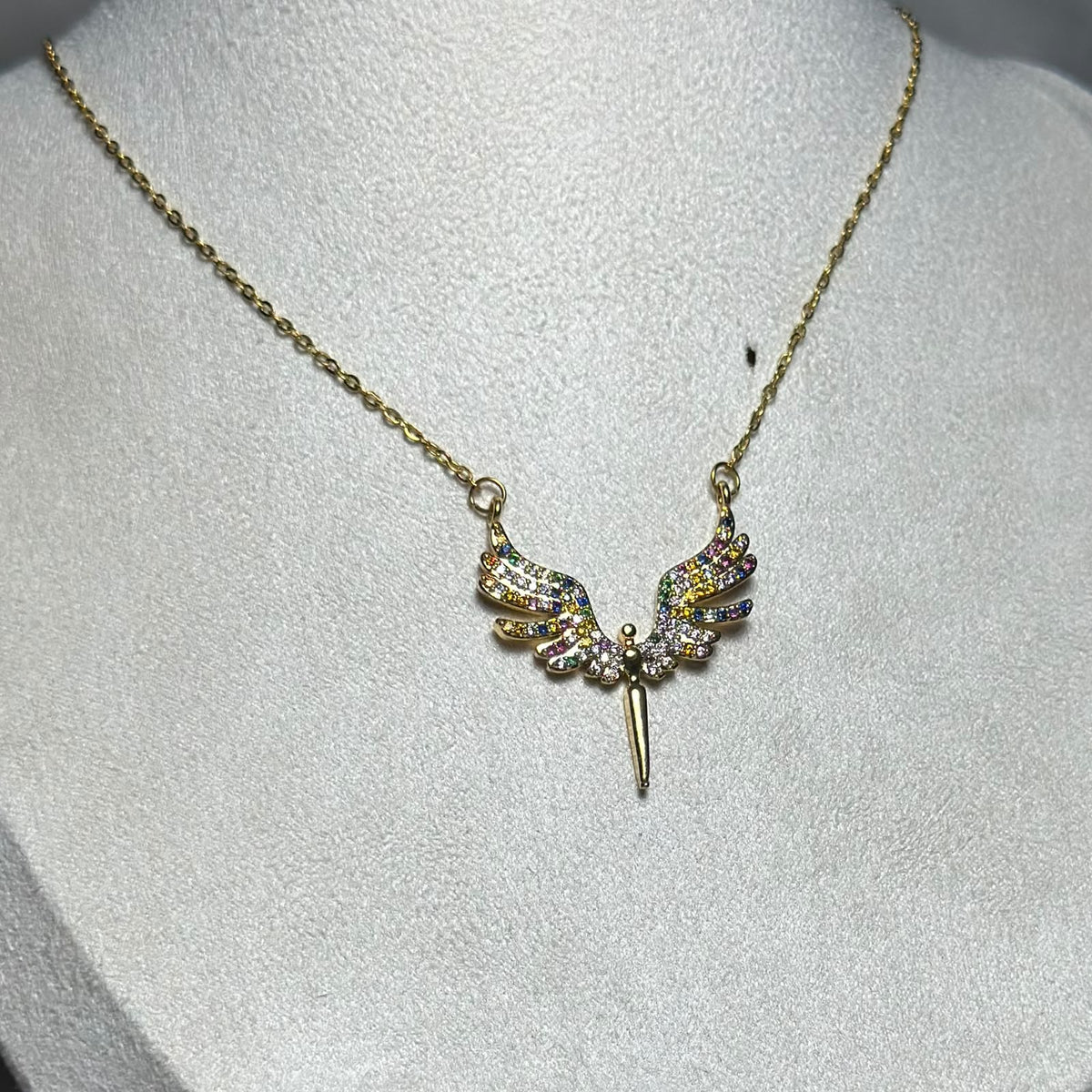 Collar colibrí con piedras de colores, cola en pico.oro