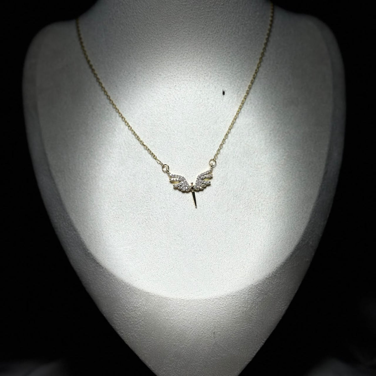 Collar colibrí con piedras blancas, cola en pico.oro