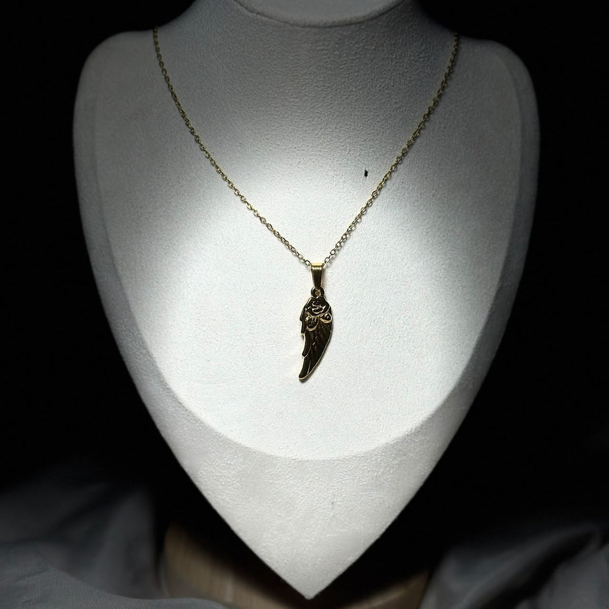 Collar con ala.oro