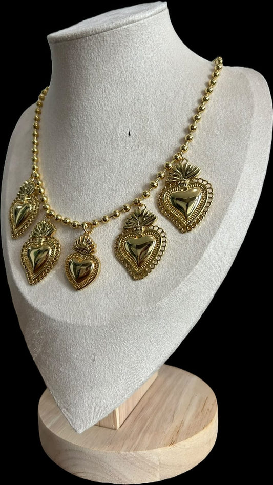 Collar con varios corazones.oro