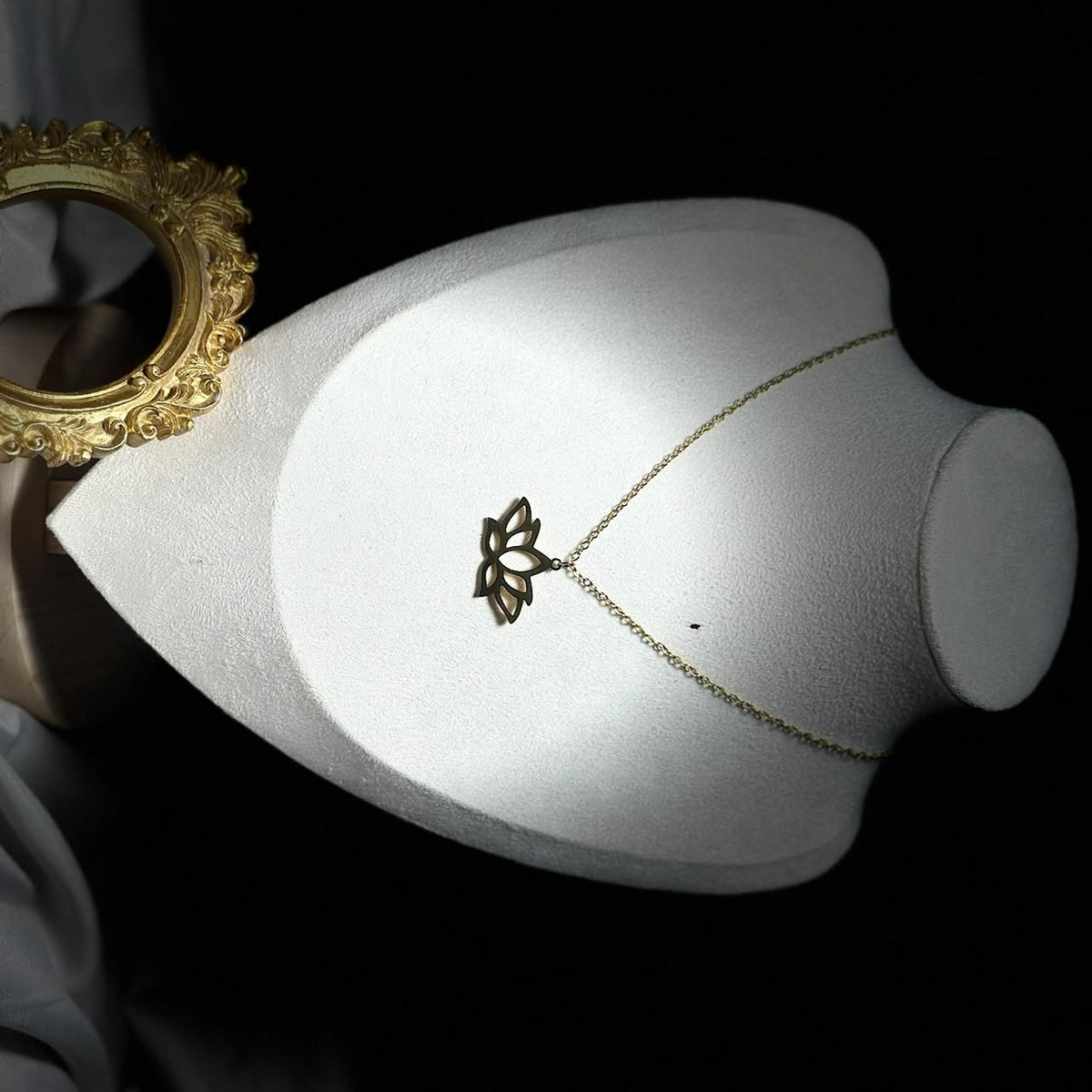 Collar flor de loto cerrado.oro