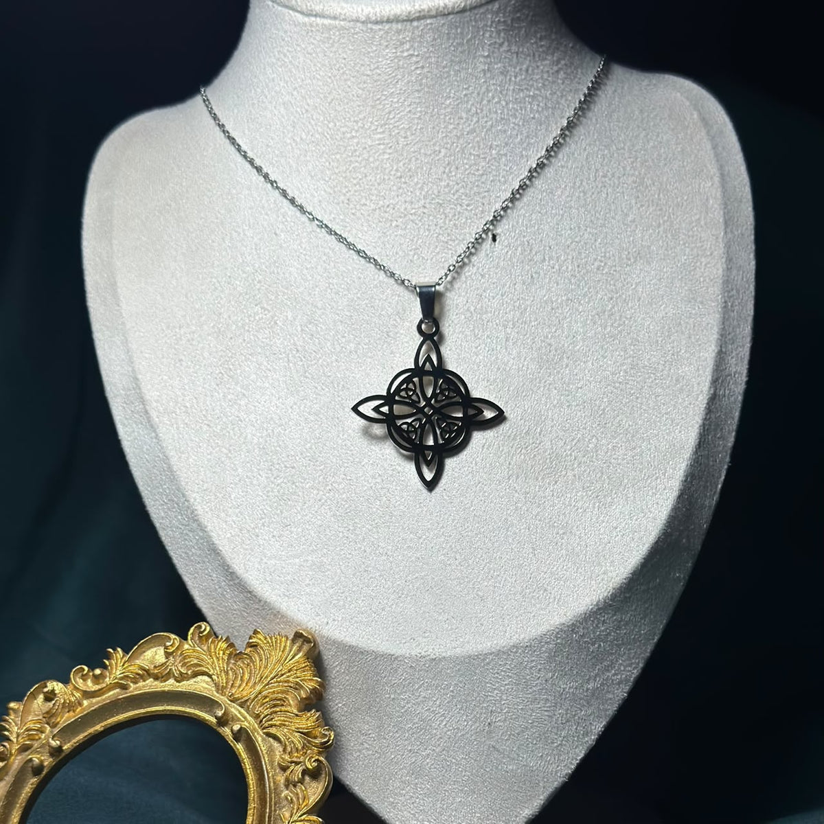 Collar nudo de bruja.plata