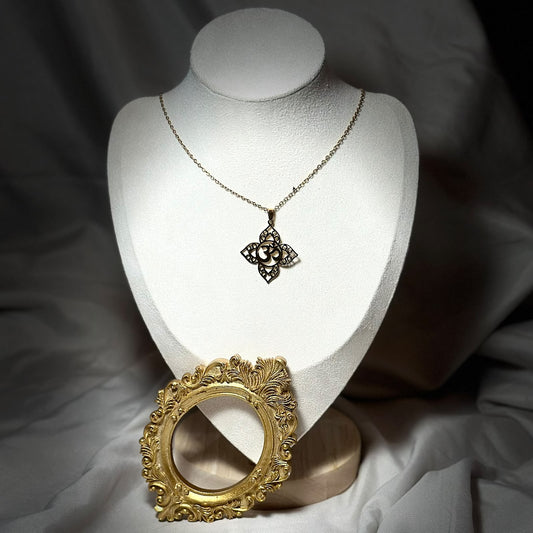 Collar primer chakra y om.oro