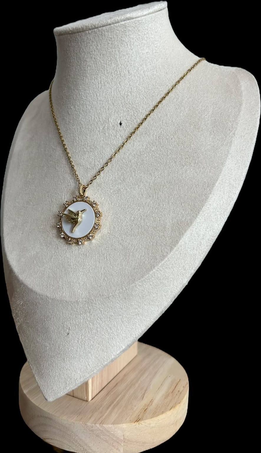 Collar redondo, fondo blanco, colibrí.oro