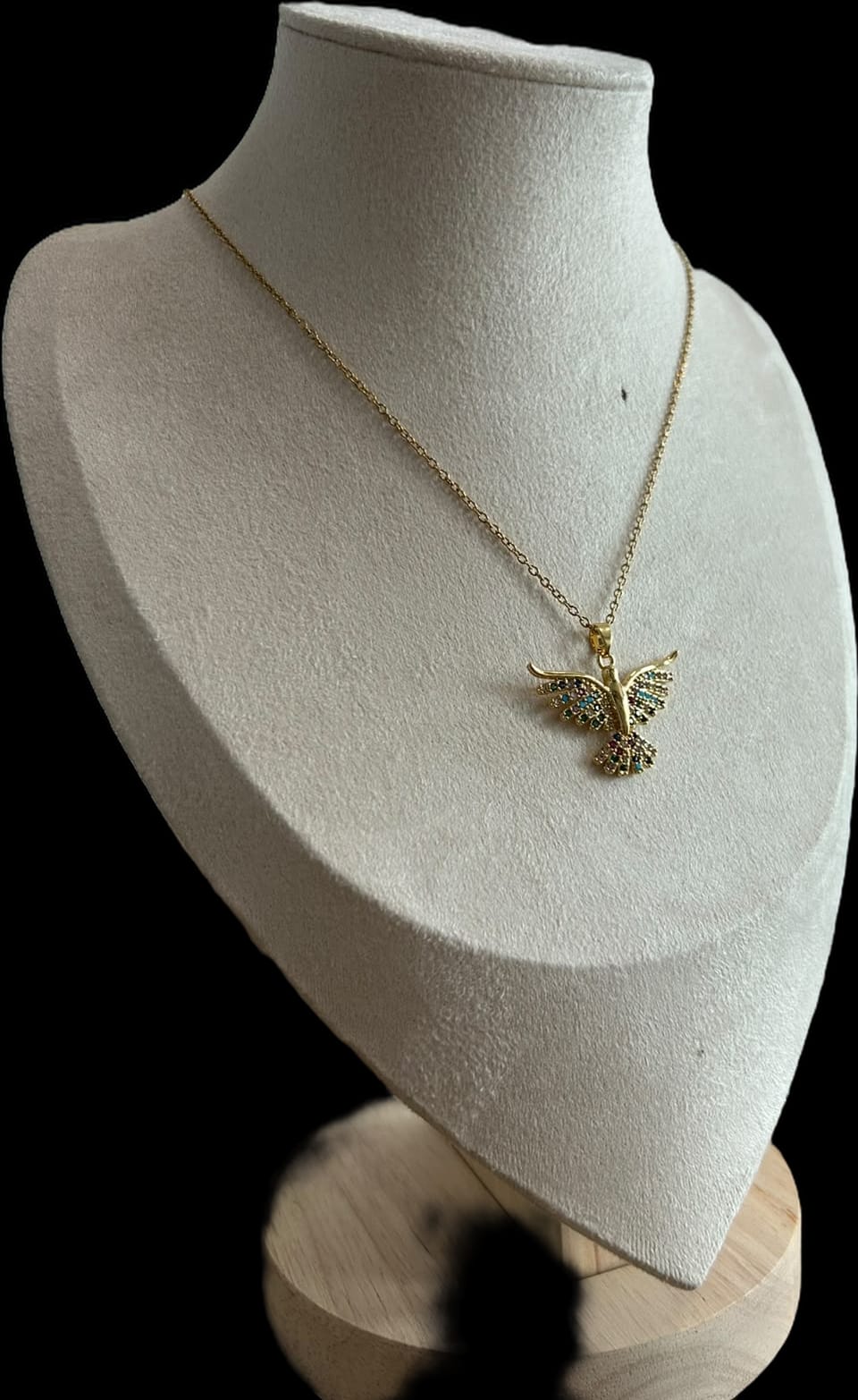 Collar colibrí con piedras de colores, cola abierta.oro
