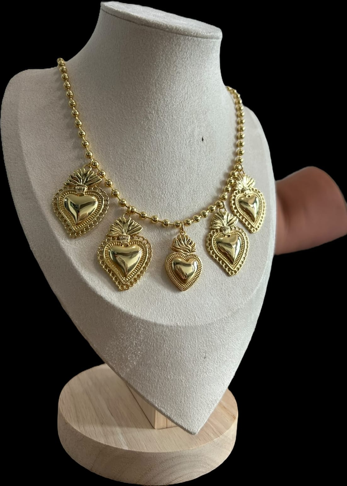 Collar con varios corazones.oro