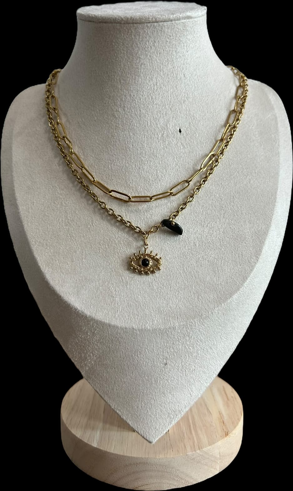 Collar doble, con ojito.oro