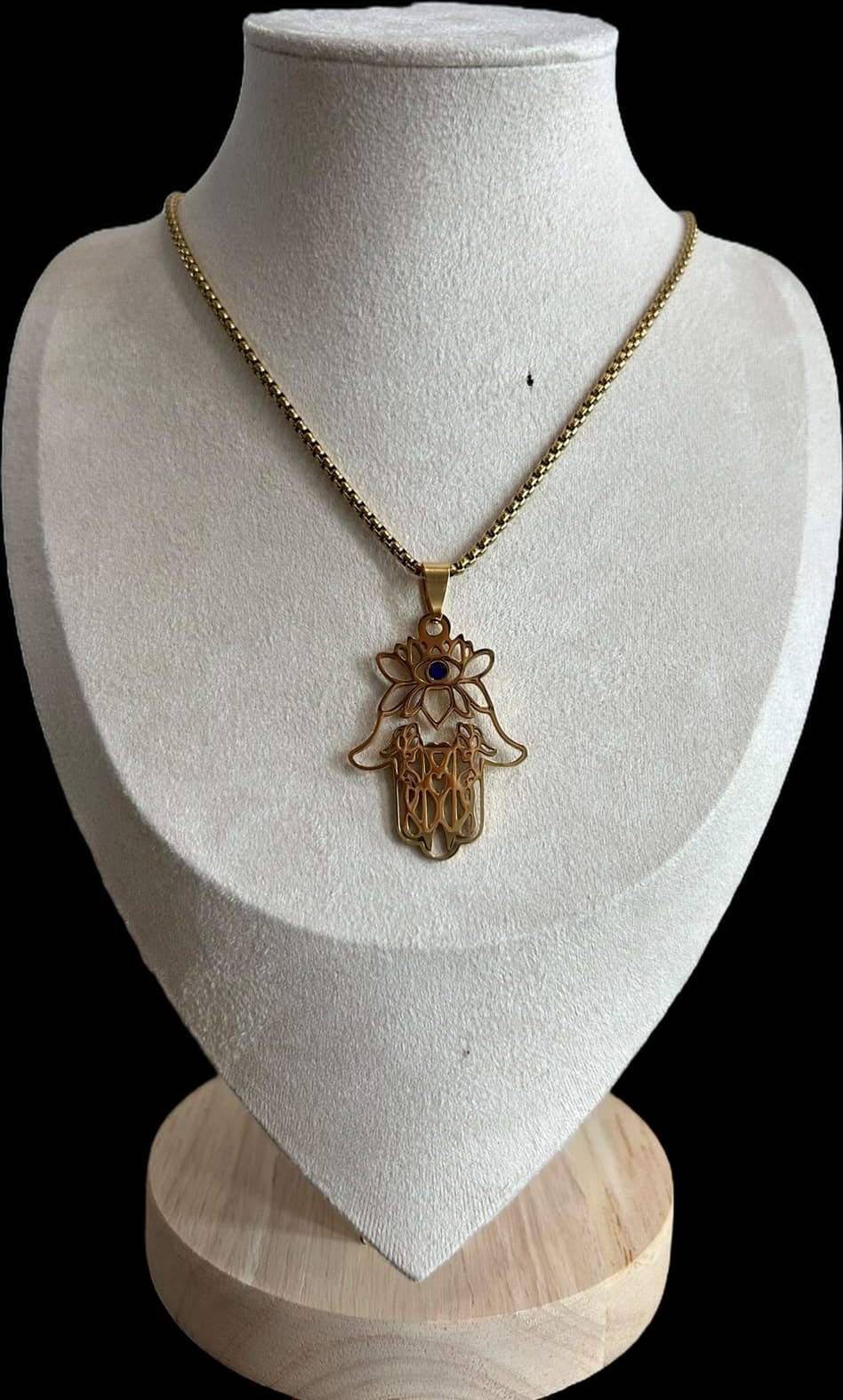 Collar mano de fátima con flor de loto.oro