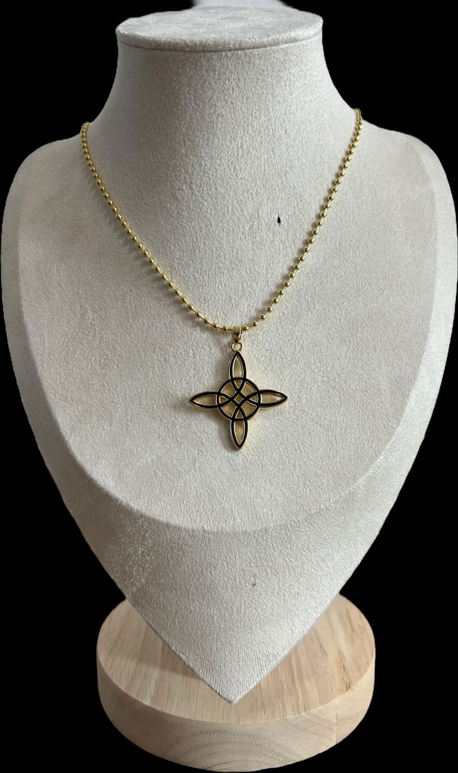Collar nudo de bruja, oro con negro.oro