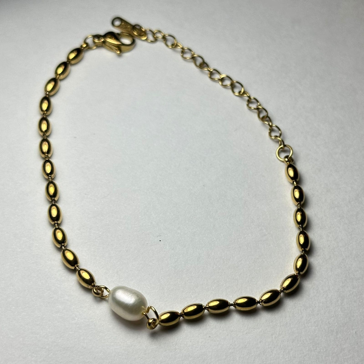 Pulsera bolitas con perla en medio.oro