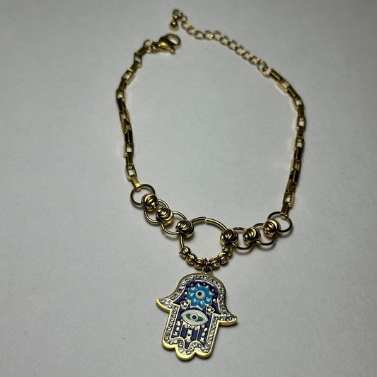 Pulsera con argolla en medio y mano azul.oro