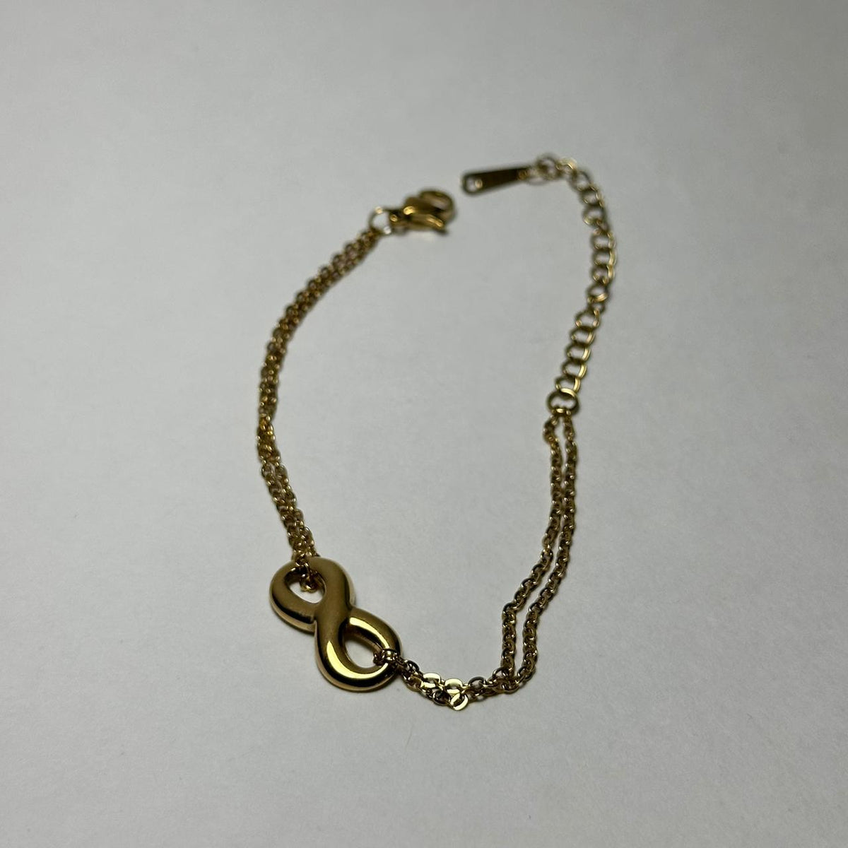 Pulsera doble con infinito liso en medio.oro
