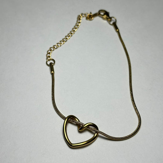 Pulsera lisa con corazón en medio-hueco.oro