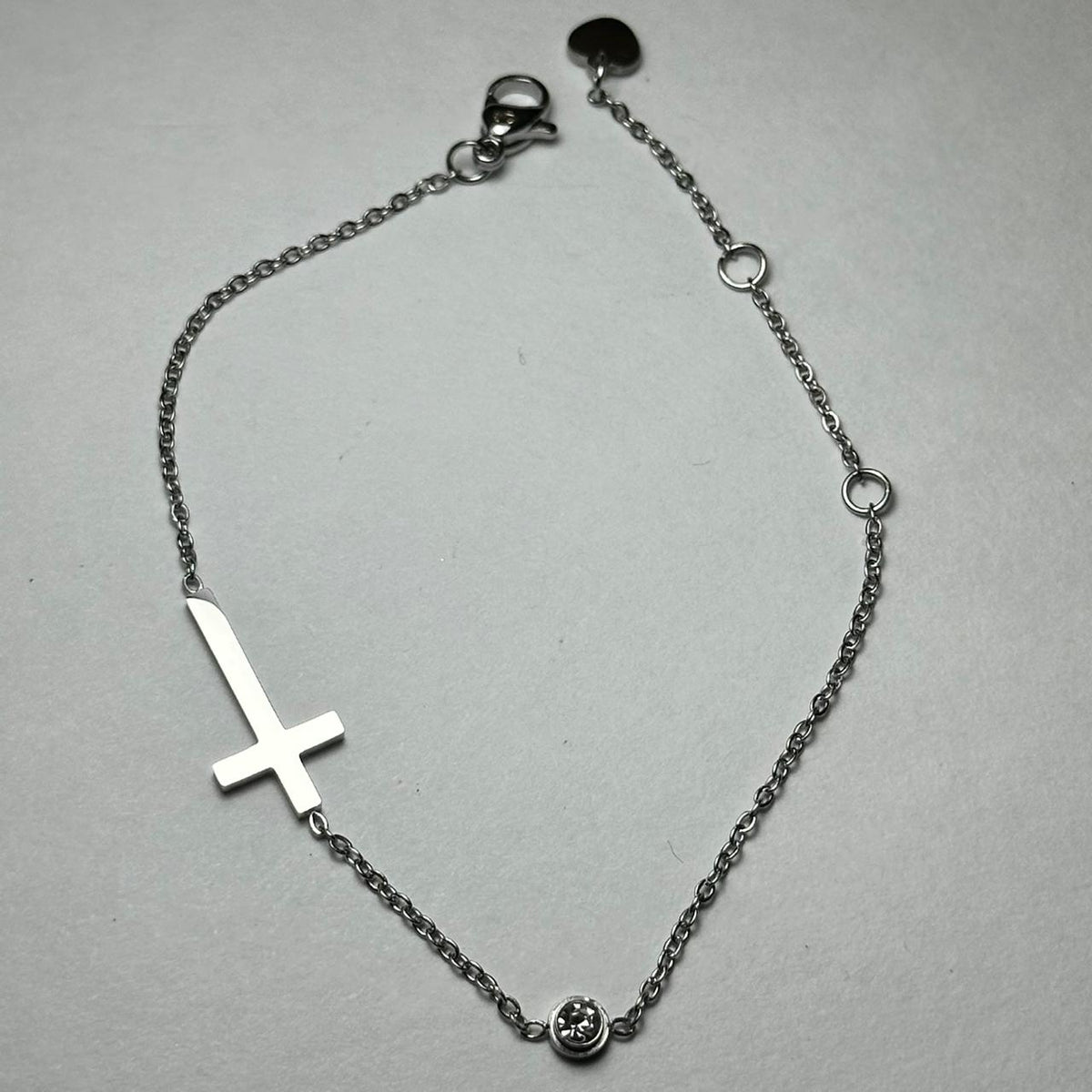 Pulsera sencilla con cruz.plata