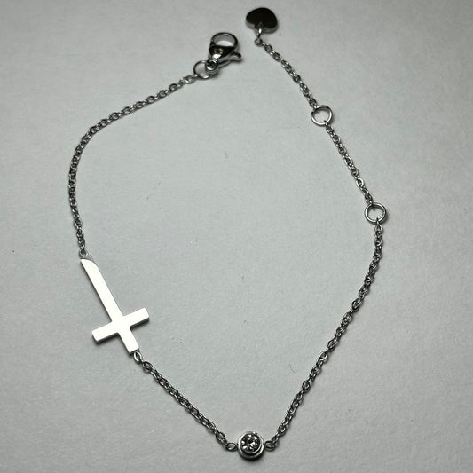 Pulsera sencilla con cruz.plata
