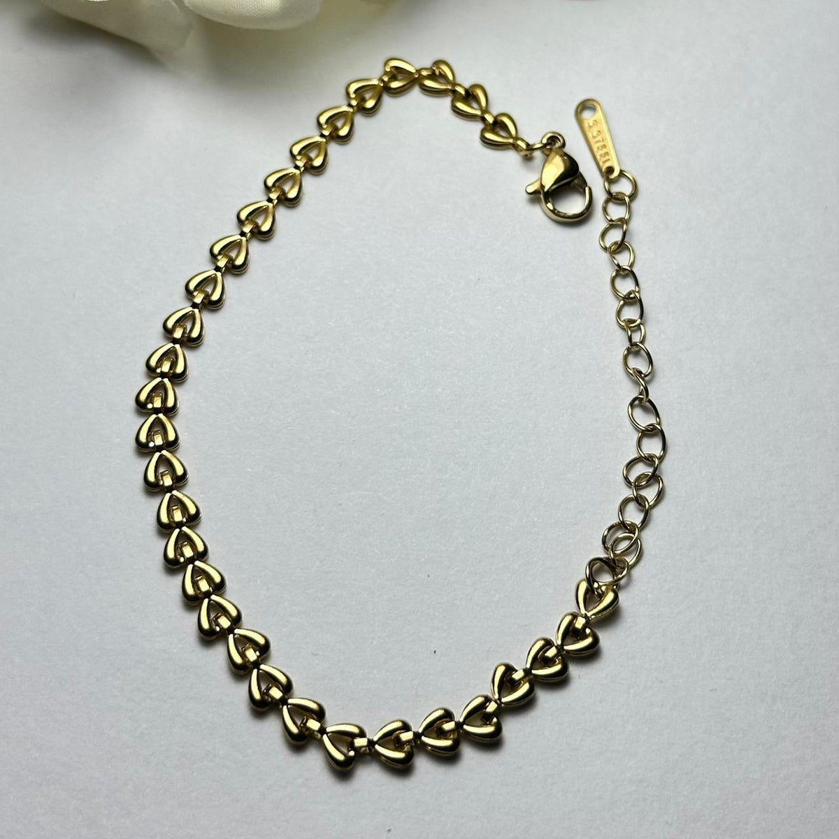 Pulsera sencilla, eslabones de corazón.oro