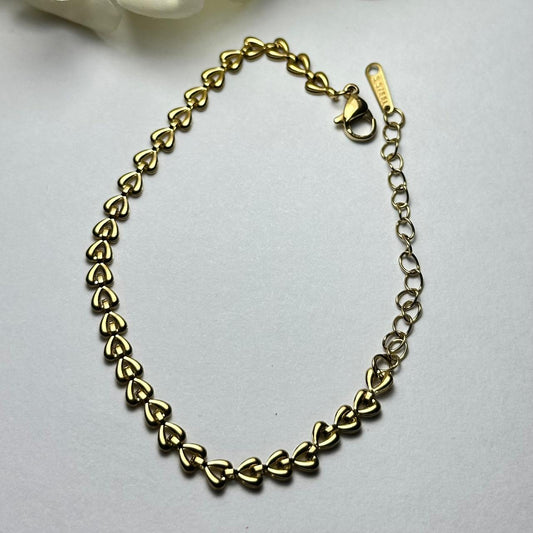 Pulsera sencilla, eslabones de corazón.oro