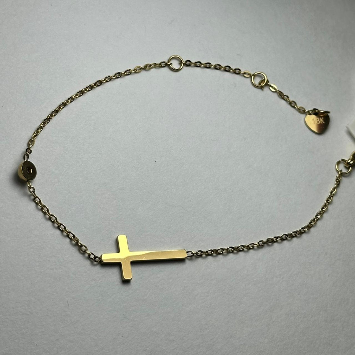 Pulsera simple con cruz.oro