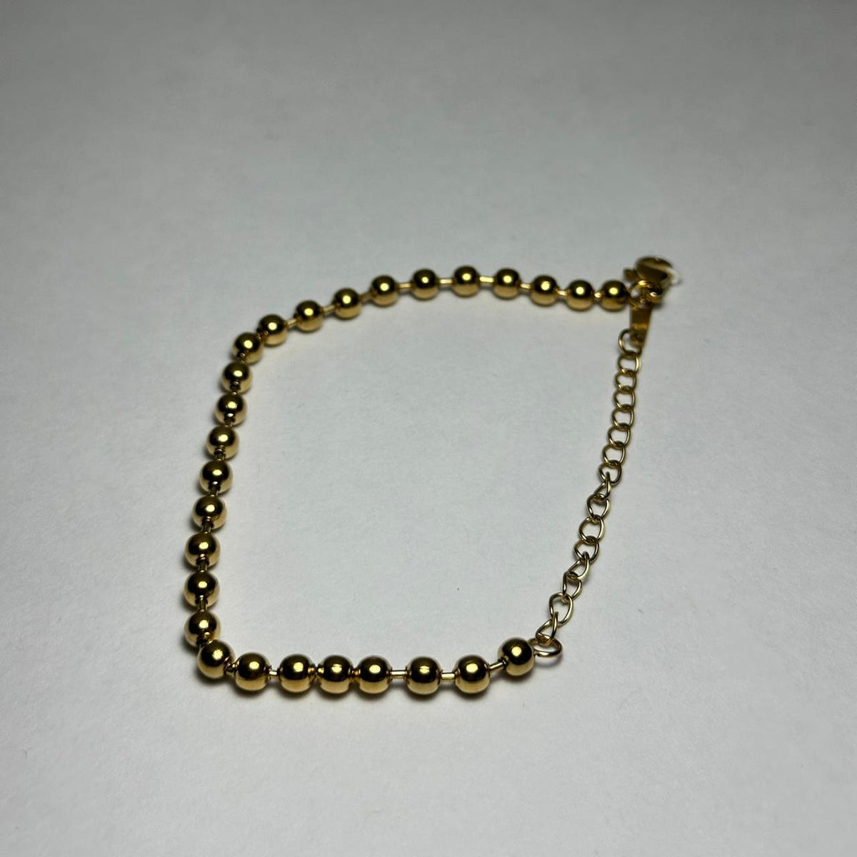 Pulsera simple de bolitas.oro