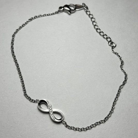 Pulsera sencilla con infinito en medio y piedras.plata
